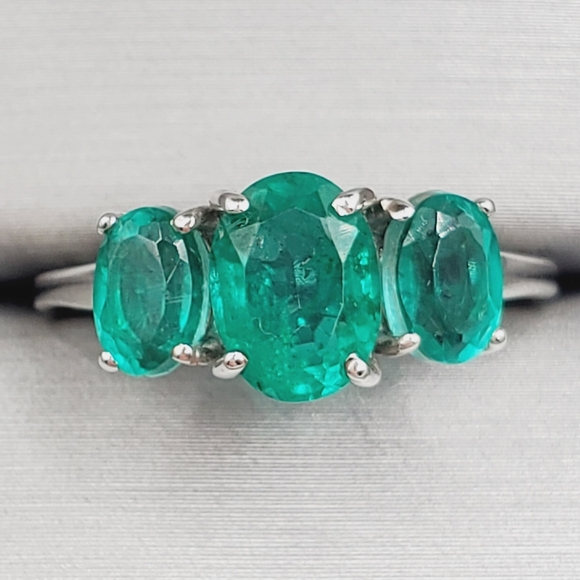 Emerald Green Quartz Ring Three Stone Ring Oval Cut Ring